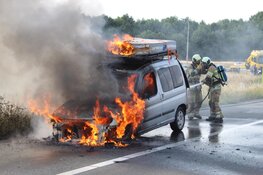 Auto vliegt in brand op A27