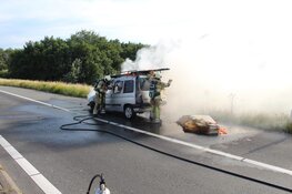 Auto vliegt in brand op A27