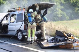 Auto vliegt in brand op A27