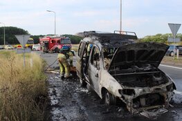 Auto vliegt in brand op A27