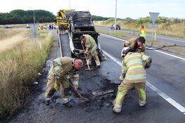 Auto vliegt in brand op A27