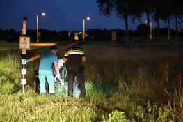 Scooter met twee opzittenden te water in Muiden