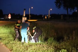 Scooter met twee opzittenden te water in Muiden