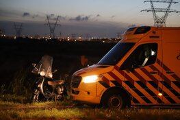 Scooter met twee opzittenden te water in Muiden