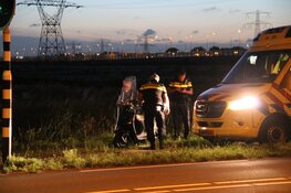 Scooter met twee opzittenden te water in Muiden