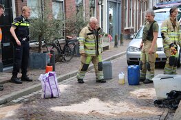 Brandweer verwijderd vuile stof aan Herengracht Muiden