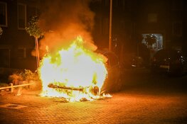 Auto door brand verwoest in Hilversum
