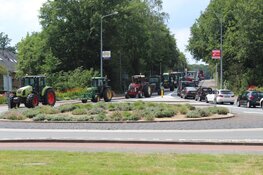 Tractoren rijden door Hilversum na protest
