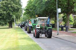 Tractoren rijden door Hilversum na protest