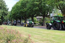 Tractoren rijden door Hilversum na protest