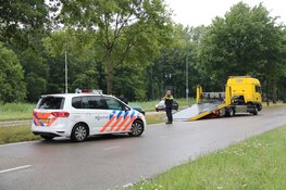 Auto rijdt tegen boom in Huizen