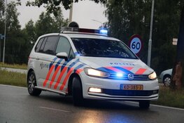 Auto rijdt tegen boom in Huizen
