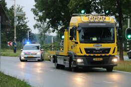Auto rijdt tegen boom in Huizen