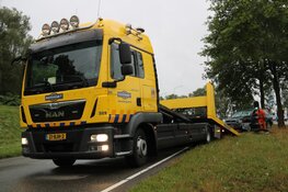 Auto rijdt tegen boom in Huizen