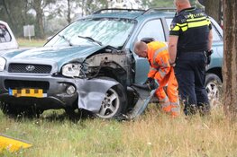 Auto rijdt tegen boom in Huizen
