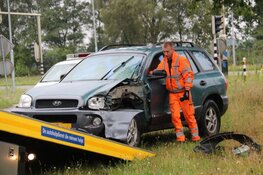 Auto rijdt tegen boom in Huizen