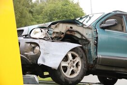 Auto rijdt tegen boom in Huizen