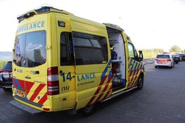 Fietser gewond naar ziekenhuis na botsing in Huizen