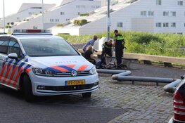 Fietser gewond naar ziekenhuis na botsing in Huizen