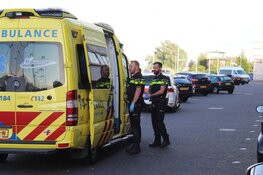 Fietser gewond naar ziekenhuis na botsing in Huizen