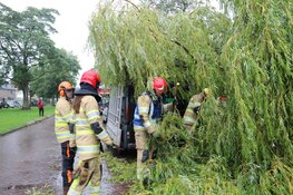 Grote tak breekt af en belandt op busje in Naarden