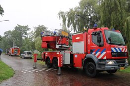 Grote tak breekt af en belandt op busje in Naarden