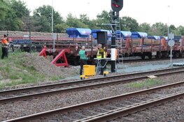 Goederenwagon ontspoort op rangeerterrein in Bussum