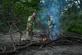 Brandweer blust kampvuur op heide bij Hilversum