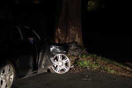 Auto crasht tegen boom in Huizen