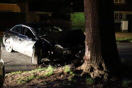 Auto crasht tegen boom in Huizen