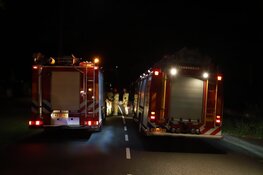 Auto crasht tegen boom in Huizen