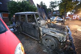 Twee auto&#39;s total los bij brand in Huizen