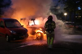Twee auto's total los bij brand in Huizen