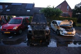 Twee auto's total los bij brand in Huizen