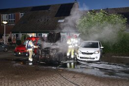 Twee auto's total los bij brand in Huizen