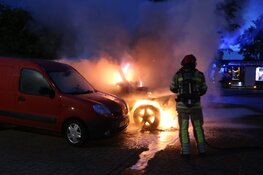Twee auto's total los bij brand in Huizen