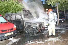 Twee auto's total los bij brand in Huizen