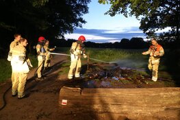 Verlaten kampvuur in Huizen geblust door brandweer
