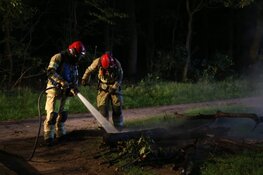Verlaten kampvuur in Huizen geblust door brandweer