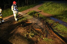 Verlaten kampvuur in Huizen geblust door brandweer