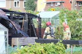 Tuinhuisje in Naarden vat vlam