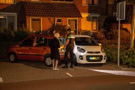 Automobilist vlucht na botsing met geparkeerde auto's