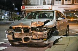 Auto knalt tegen restaurant in centrum Hilversum