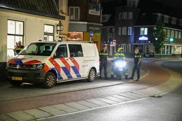 Auto knalt tegen restaurant in centrum Hilversum