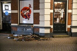 Auto knalt tegen restaurant in centrum Hilversum