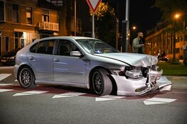 Auto knalt tegen restaurant in centrum Hilversum