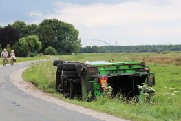 Vrachtwagen van gemeente beland in greppel Weesp