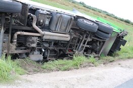 Vrachtwagen van gemeente beland in greppel Weesp