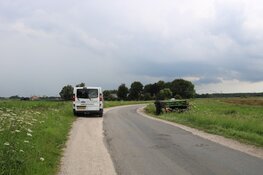 Vrachtwagen van gemeente beland in greppel Weesp