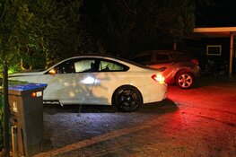 Auto belandt in tuin van woning in Huizen